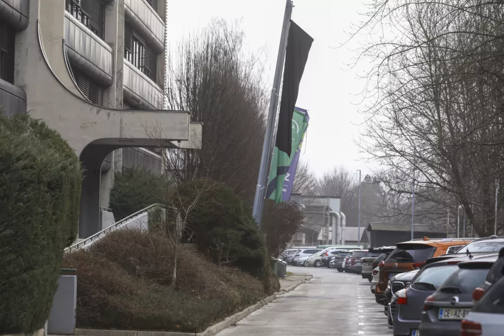 Črno zastavo so na upravni stavi premogovnika dvignili že v torek, ko so iz jame potegnili prvega mrtvega ponesrečena.&nbsp;Foto: Luka Cjuha