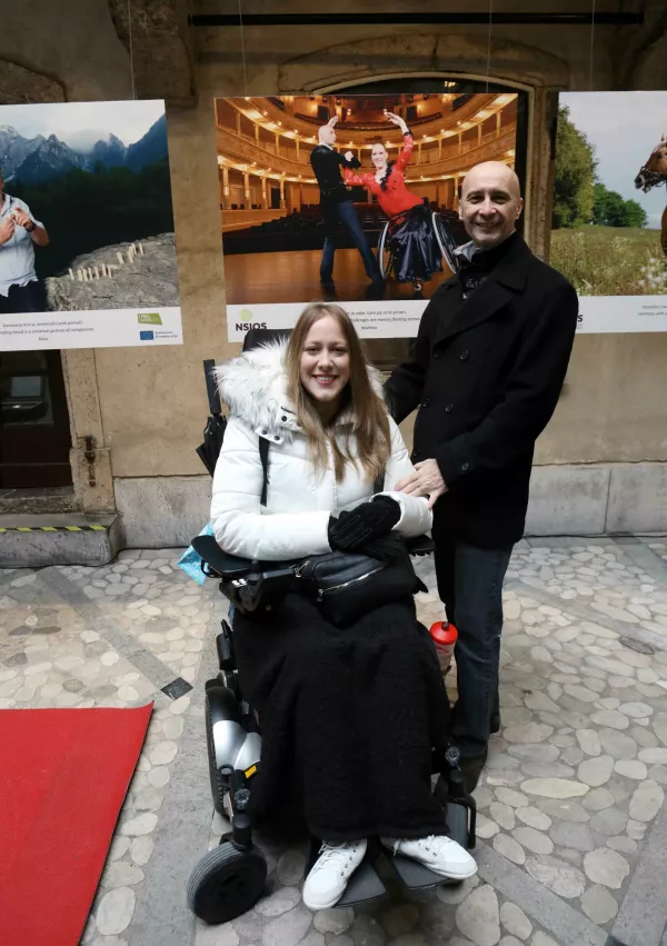 Paraplesalka in prevajalka Martina Smodi&scaron; je dejala, da je bilo fotografiranje s Primožem edinstvena izku&scaron;nja. / Foto:&nbsp;Tomaž Skale
