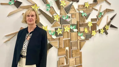 Mag. Đulijana Juričić, ravnateljica O&Scaron; Trnovo, pred drevesom pohval, ki so ga učenci in zaposleni na &scaron;oli lepo sprejeli. / Foto: Tja&scaron;a Lampret