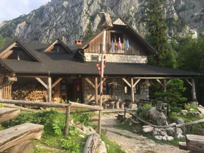 Nekdanji Frischaufov dom na Okre&scaron;lju (1393 m), preden je leta 2019 zgorel. Dve pogoreli koči sta Planinsko dru&scaron;tvo Celje - Matica spravila v životarjenje. / Foto: Arhiv Pd Celje - Matica