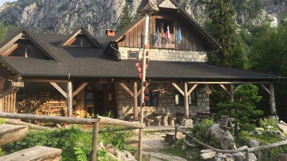 Nekdanji Frischaufov dom na Okre&scaron;lju (1393 m), preden je leta 2019 zgorel. Dve pogoreli koči sta Planinsko dru&scaron;tvo Celje - Matica spravila v životarjenje. / Foto: Arhiv Pd Celje - Matica