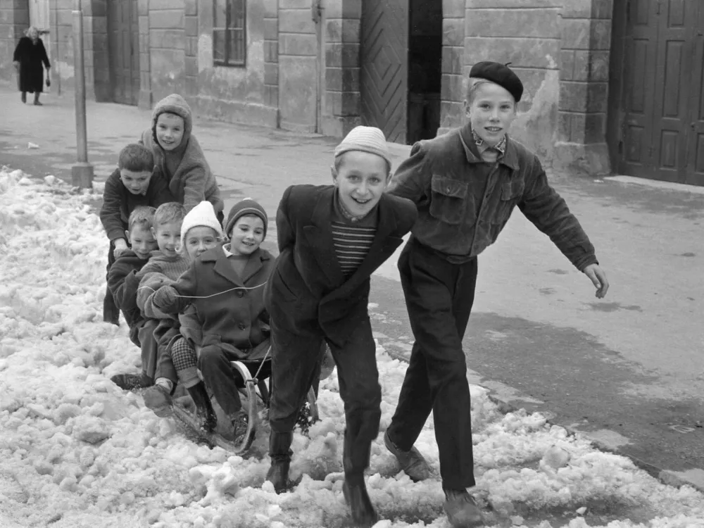 Otroci so bili zimskih aktivnosti zelo veseli.&nbsp;/ Foto:&nbsp;hrani Muzej novej&scaron;e in sodobne zgodovine Slovenije