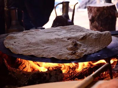 Priprava plo&scaron;čatega kruha / Foto: Unesco