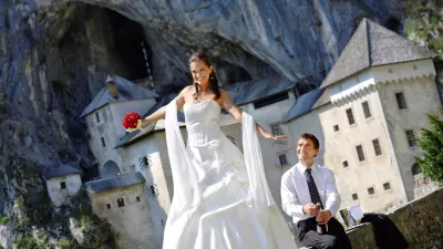 V zadnjih 40 letih je &scaron;tevilo porok pri nas upadlo za polovico. / Foto: dokumentacija Postojnske jame