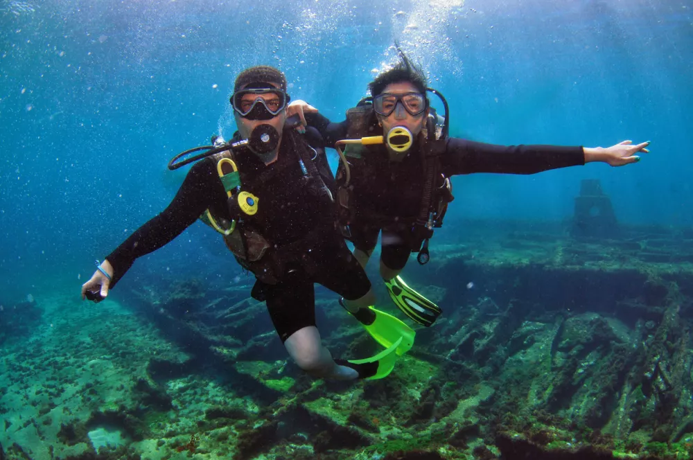 Nekateri pari si izmenjajo prstana kar pod vodo. Fotografija je simbolična.&nbsp;/ Foto: Getty Images