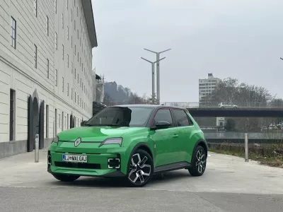 Renault 5 obliko nezgre&scaron;ljivo povzema po istoimenskem avtomobili iz prej&scaron;njega stoletja. / Foto: Matjaž Terzič