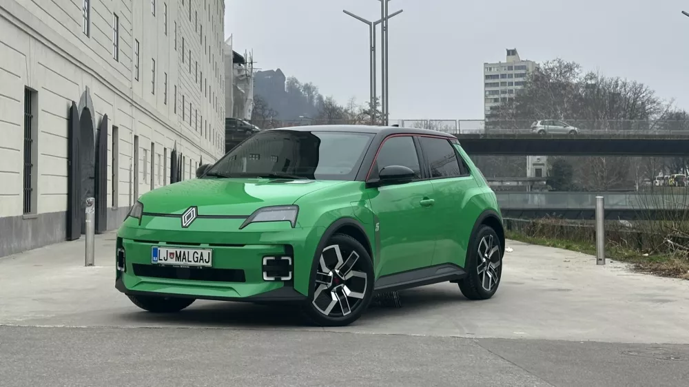 Renault 5 obliko nezgre&scaron;ljivo povzema po istoimenskem avtomobili iz prej&scaron;njega stoletja. / Foto: Matjaž Terzič
