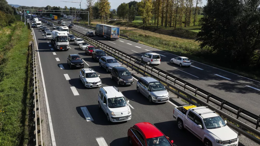 Ena najpogostej&scaron;ih posledic prepočasne vožnje so zastoji. / Foto: Bojan Velikonja