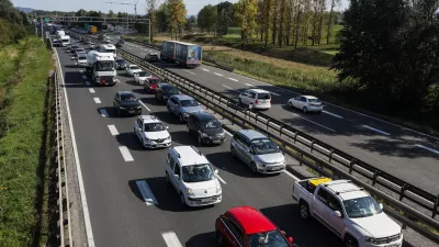 Ena najpogostej&scaron;ih posledic prepočasne vožnje so zastoji. / Foto: Bojan Velikonja