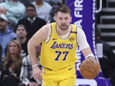 Navijači se že veselijo novih uspe&scaron;nih nastopov Luke Dončića v majici Los Angeles Lakersov. / Foto: AP