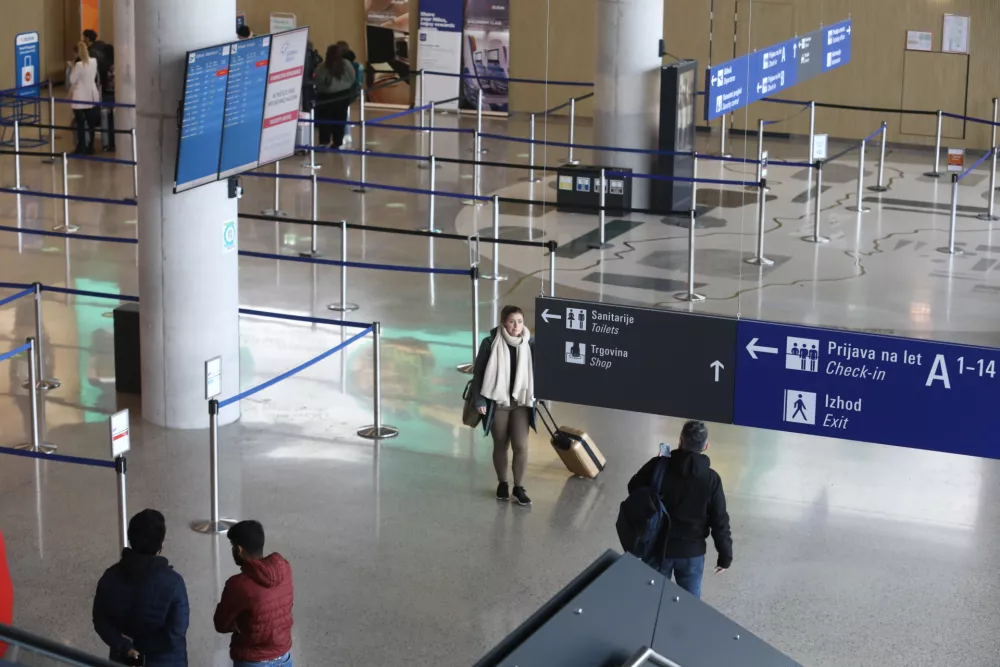 - potni&scaron;ki terminal -&nbsp;- 14.12.2022 - Letali&scaron;če Jožeta Pučnika Brnik &ndash; Aerodrom Ljubljana &ndash; Fraport Slovenija&nbsp;//FOTO: Luka Cjuha / Foto: Luka Cjuha