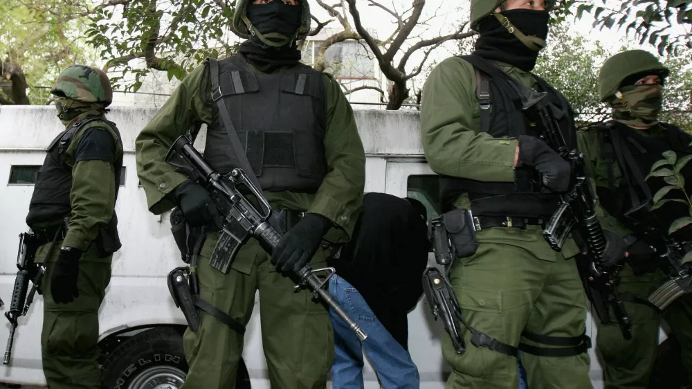 Pripadniki mehi&scaron;ke enote za specialno delovanje v akciji v mehi&scaron;ki prestolnici&nbsp;Ciudad de Mexico&nbsp;Januarja 2006. / Foto: Profimedia