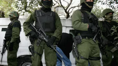 Pripadniki mehi&scaron;ke enote za specialno delovanje v akciji v mehi&scaron;ki prestolnici&nbsp;Ciudad de Mexico&nbsp;Januarja 2006. / Foto: Profimedia