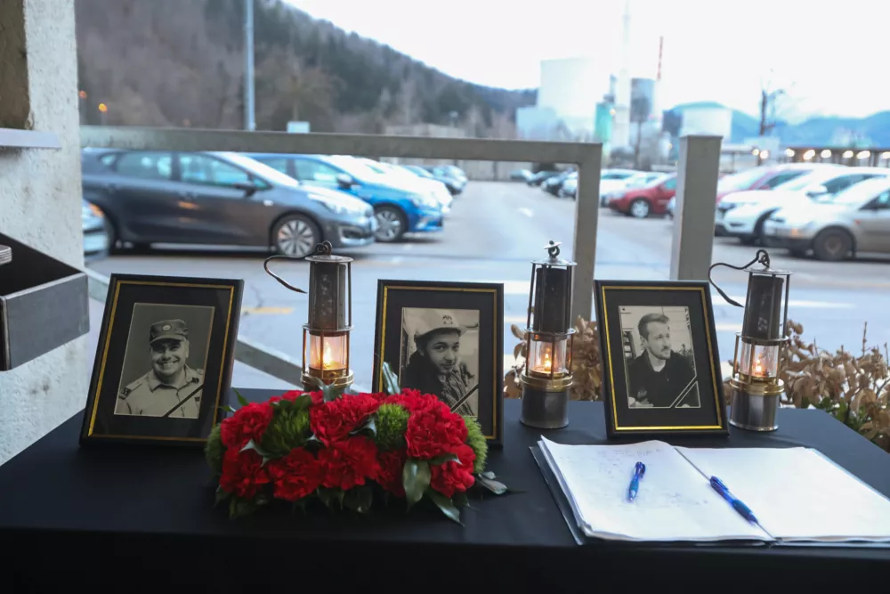 - Žalna knjiga pred vhodom v rudnik. - 23.01.2025. - Žalovanje v Velenju in &Scaron;o&scaron;tanju po hudi rudarski nesreči v Premogovniku Velenje. Foto: Bojan Velikonja