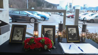 - Žalna knjiga pred vhodom v rudnik. - 23.01.2025. - Žalovanje v Velenju in &Scaron;o&scaron;tanju po hudi rudarski nesreči v Premogovniku Velenje. Foto: Bojan Velikonja