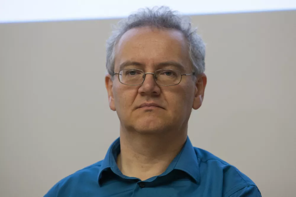 Dr. ﻿Marko Robnik &Scaron;ikonja, Fakulteta za računalni&scaron;tvo in informatiko

V Sloveniji smo trenutno zbrali okoli 10 milijard besed, podobni angle&scaron;ki modeli so naučeni na 15.000 milijard besed. Ko bomo dosegli okoli 50 milijard besed, bomo lahko te angle&scaron;ke modele prilagodili sloven&scaron;čini.