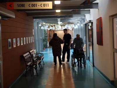 Vloge za dolgotrajno oskrbo bo na vstopnih točkah na centrih za socialno delo predvidoma mogoče oddati mesec dni prej, preden bodo posamezne pravice začele veljati. Fotografija je simbolična. Foto: Tomaž Skale&nbsp;