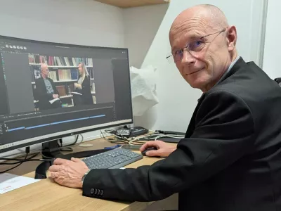 Izredni profofesor dr. Bojan Balkovec med motažo najnovej&scaron;ega posnetka, v katerem se bodo dotaknili &scaron;e vedno aktualne konference na Jalti. / Foto: Damjan Franz Lu