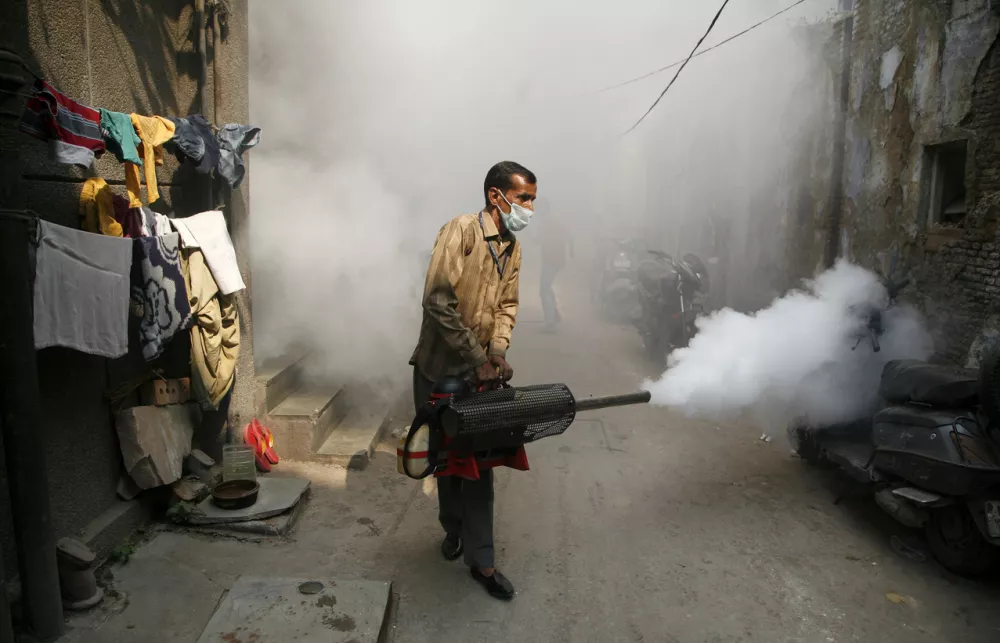 Malarija je ime dobila po slabih vonjavah. Danes vemo, da jo raz&scaron;irjajo komarji, ki jih takole preganjamo. / Foto: Istock