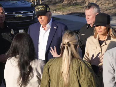 Ameri&scaron;ka prva dama Melania Trump je v povsem opusto&scaron;eni soseski Pacific Palisade srečala žrtev požarov, s katero je poklepetala v hrva&scaron;čini. Foto AP