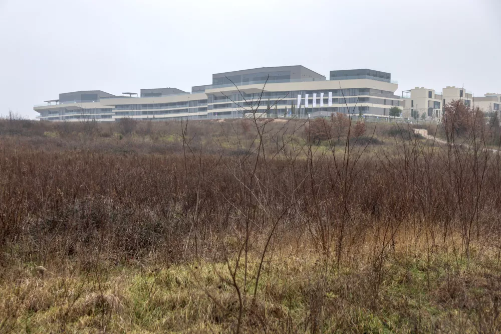 Resort Petram v Savudriji je od morja oddaljen nekaj sto metrov. Med luksuznim letovi&scaron;čem in morjem pa je 280 parcel pretežno slovenskih lastnikov. Foto: Jaka Gasar