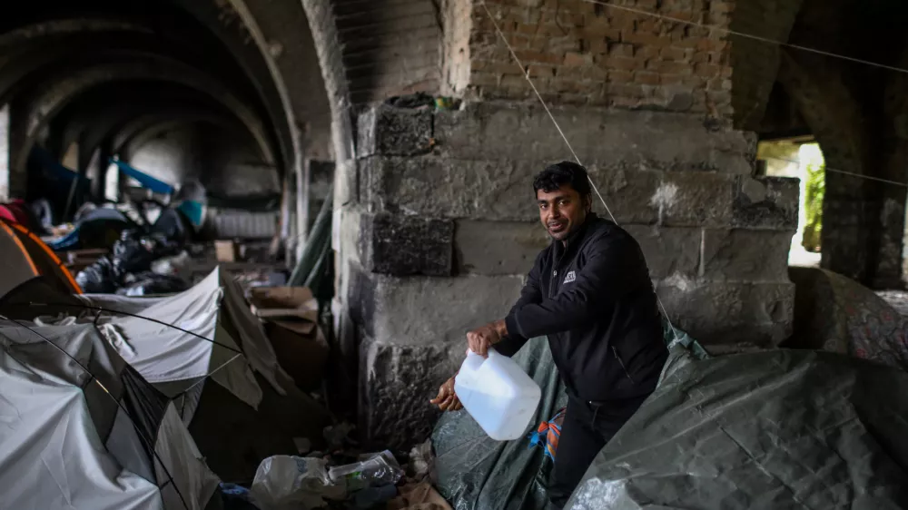 - Umivanje.- 27.04. 2024. - Silos, zapu&scaron;čen objekt v Trstu iz časa Avstroogrskega cesarstva, kjer so začasno bivali&scaron;če na&scaron;li migrantje in begunci iz Azijskih in Afri&scaron;kih držav. Bivajo v zasilnih bivali&scaron;čih in &scaron;otorih. //FOTO: Bojan VelikonjaOPOMBA: Za objavo v Objektivu!