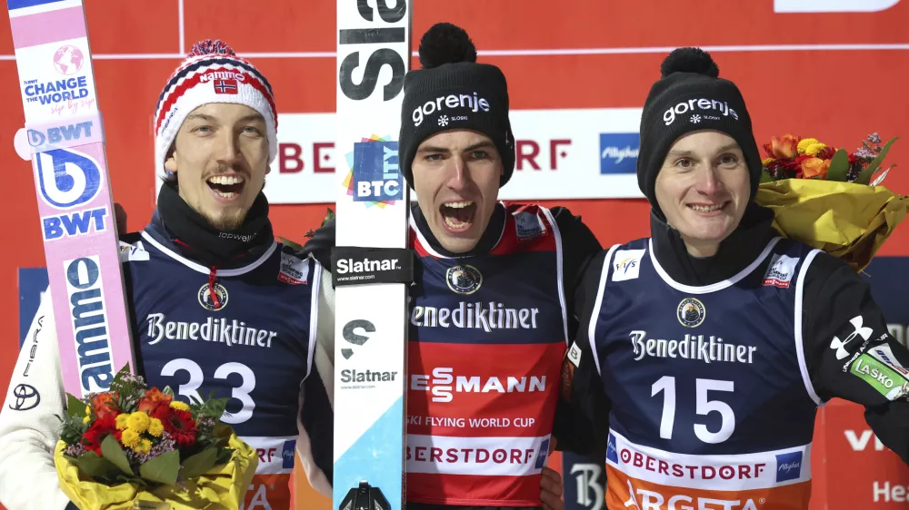 Isto prizori&scaron;če, drugi Prevc. Tako je novo zmago v Oberstdorfu komentiral Timi Zajc in se spomnil, da si je lani stopničke delil s Petrom, tokrat pa Domnom Prevcem. Foto: AP