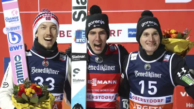 Isto prizori&scaron;če, drugi Prevc. Tako je novo zmago v Oberstdorfu komentiral Timi Zajc in se spomnil, da si je lani stopničke delil s Petrom, tokrat pa Domnom Prevcem. Foto: AP