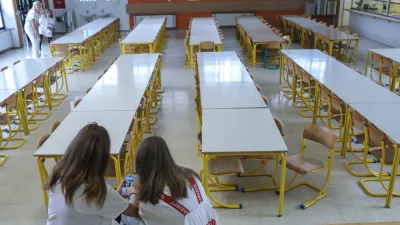 - simbolična fotografija - prazna &scaron;olska jedilnica - &scaron;olstvo - pametni tefon - wireless - brezžično omrežje - brskanje po družbenih omrežjih -  - - - 23.11.2018 &ndash; Osnovna &scaron;ola O&Scaron; Nove Fužine v Ljubljani - humanitarna akcija sekcije slikopleskarjev pri Obrtni zbornici Slovenije (OZS), v okviru katere so prepleskati okoli 5000 kvadratnih metrov povr&scaron;in v pritličju in v 1. nadstropju &scaron;ole.  //FOTO: Jaka Gasar