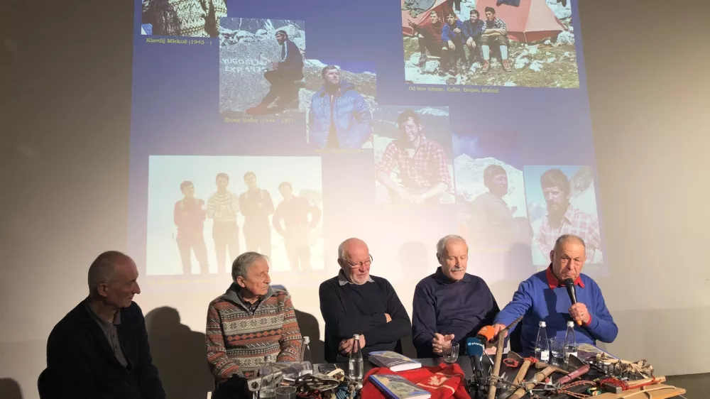 Na predstavitvi so bili urednik knjige Vladimir Fabjan ter veverice Janez Dovžan, Janez Brojan, Janko Ažman in Klavdij Mlekuž. Foto:&nbsp;Eva Branc