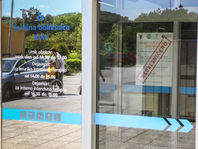 Splo&scaron;na bolni&scaron;nica Izola, bolnica - zahteve zdravnikov -   - 28.05.2015 - celodnevna stavka in protest zdravnikov - s celodnevno stavko so zdravniki in zobozdravniki zahtevali vi&scaron;je plače in spremembo normativov, vseeno pa so oskrbeli vse nujne primere, otroke in starej&scaron;e od 65 let, nosečnice, porodnice in tudi bolnike z rakom - protest - zdravstvo   //FOTO: Bojan Velikonja