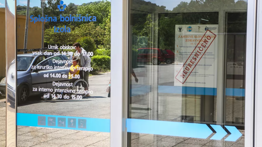 Splo&scaron;na bolni&scaron;nica Izola, bolnica - zahteve zdravnikov -   - 28.05.2015 - celodnevna stavka in protest zdravnikov - s celodnevno stavko so zdravniki in zobozdravniki zahtevali vi&scaron;je plače in spremembo normativov, vseeno pa so oskrbeli vse nujne primere, otroke in starej&scaron;e od 65 let, nosečnice, porodnice in tudi bolnike z rakom - protest - zdravstvo   //FOTO: Bojan Velikonja