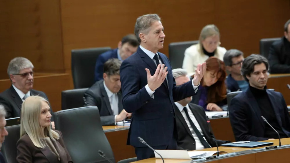 27.01.2025 -redna seja DZ, poslanska vpra&scaron;anja predsedniku vlade, Robrt BolobFoto: Tomaž Skale