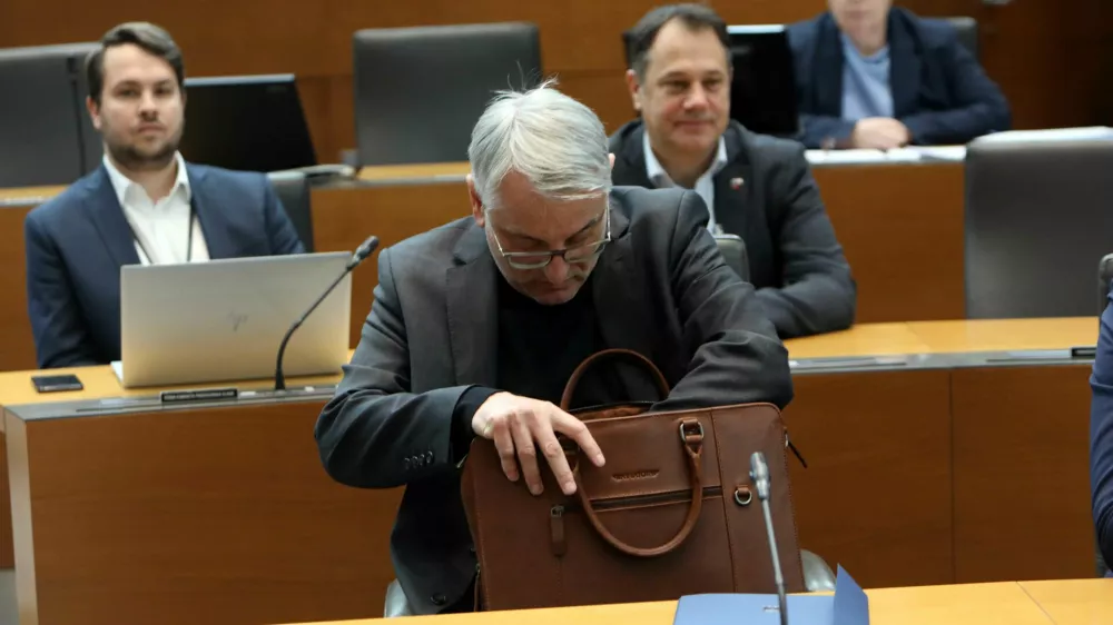 27.01.2025 -redna seja DZ, poslanska vpra&scaron;anja predsedniku vlade, Robrt BolobMatjaž HanFoto: Tomaž Skale