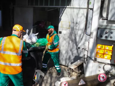 - ločevanje odpadkov &ndash;- reciklaža -- odpadki &ndash; smeti - - 11.03.2020 - Odvoz me&scaron;anih odpadkov v naselju BS3 v Ljubljani. Podjetje Snaga. //FOTO: Bojan Velikonja