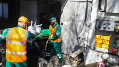 - ločevanje odpadkov &ndash;- reciklaža -- odpadki &ndash; smeti - - 11.03.2020 - Odvoz me&scaron;anih odpadkov v naselju BS3 v Ljubljani. Podjetje Snaga. //FOTO: Bojan Velikonja