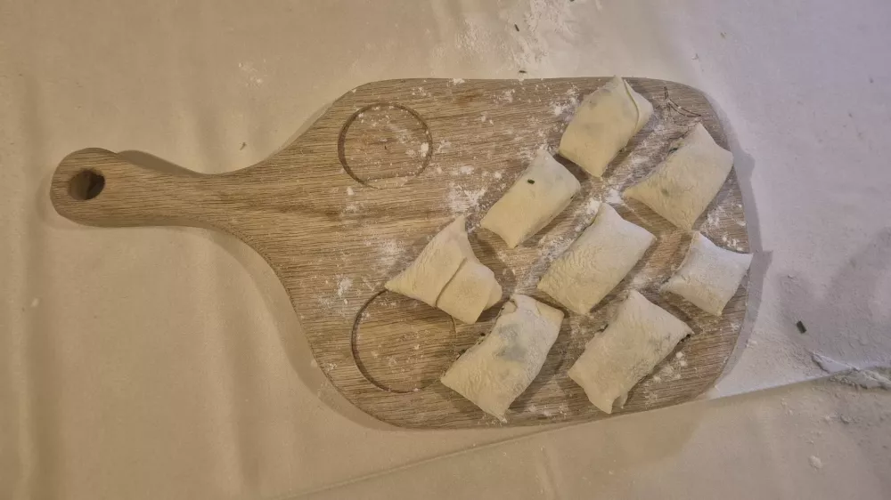 Lani so na prireditvi postregli več kot 200 porcij drobnjakovih &scaron;trukljev, letos pa se nadejajo &scaron;e večjega &scaron;tevila prodanih krožnikov s to lokalno jedjo. Foto: Tina Jereb