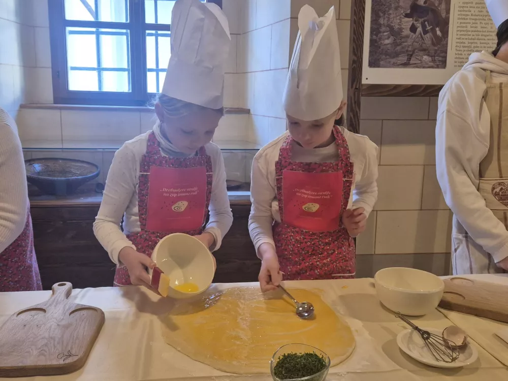 V osnovnih &scaron;olah in podružnicah učenci kulinarično posebnost občine spoznavajo v okviru učnih vsebin. Foto: Tina Jereb