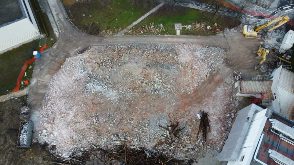  teh dneh padla &scaron;e zadnja stena nekdanje Osnovne &scaron;ole Frana Albrehta, 