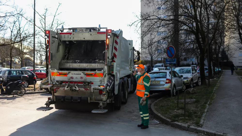 - ločevanje odpadkov &ndash;- reciklaža -- odpadki &ndash; smeti - - 11.03.2020 - Odvoz me&scaron;anih odpadkov v naselju BS3 v Ljubljani. Podjetje Snaga. //FOTO: Bojan Velikonja