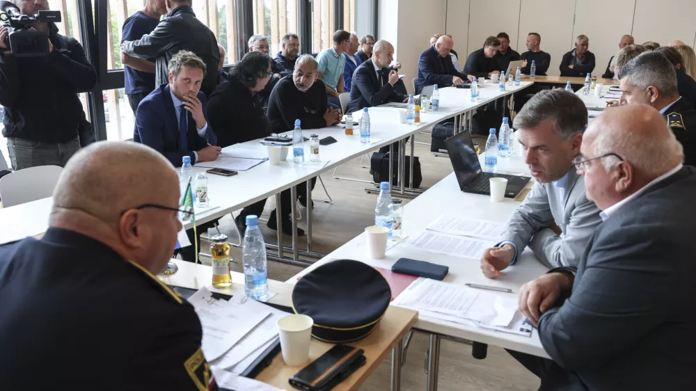 Zadnja terenska seja delovne skupine za obravnavo romske problematike je bila septembra v &Scaron;kocjanu. Foto: Luka Cjuha&nbsp;