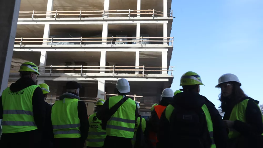 - 29.01.2025. - Vodeni ogled gradnje poslovno stanovanjskega objekta Vilharia, ki ga gradi podjetje Corwin iz Slova&scaron;ke.//FOTO: Bojan Velikonja