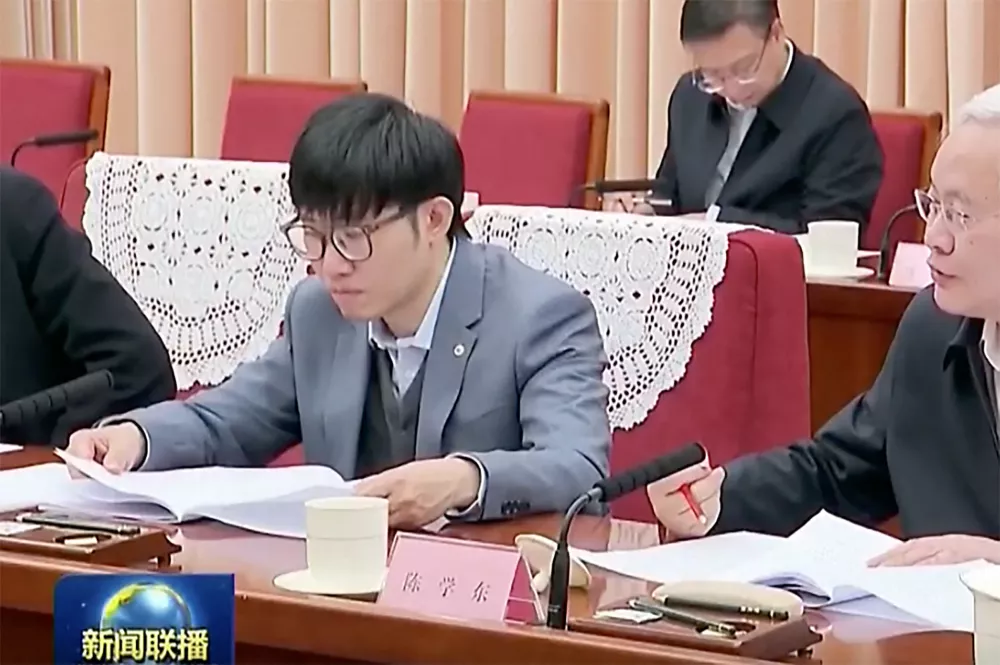 Le fondateur de DeepSeek, Liang Wenfeng assiste &agrave; une r&eacute;union avec le Premier ministre chinois Li Qiang le lendemain du lancement par sa startup d'un assistant IA &agrave; faible co&ucirc;t. &copy; capture TV / Bestimage DeepSeek's founder Liang Wenfeng attended a meeting with Chinese Premier Li Qiang the day after his startup released a low-cost AI assistant.,Image: 958390217, License: Rights-managed, Restrictions:, Model Release: no