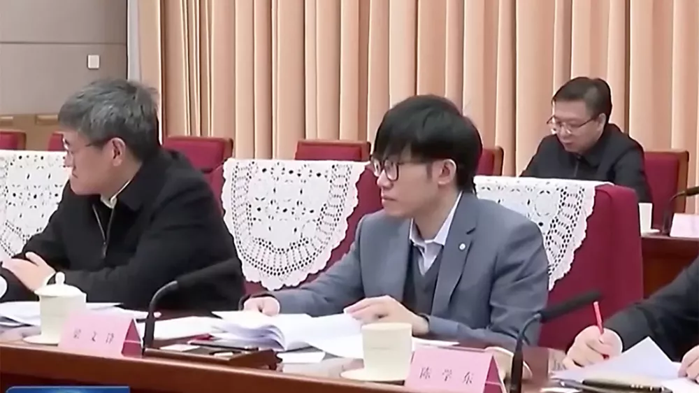 Le fondateur de DeepSeek, Liang Wenfeng assiste &agrave; une r&eacute;union avec le Premier ministre chinois Li Qiang le lendemain du lancement par sa startup d'un assistant IA &agrave; faible co&ucirc;t. &copy; capture TV / Bestimage DeepSeek's founder Liang Wenfeng attended a meeting with Chinese Premier Li Qiang the day after his startup released a low-cost AI assistant.,Image: 958390220, License: Rights-managed, Restrictions:, Model Release: no
