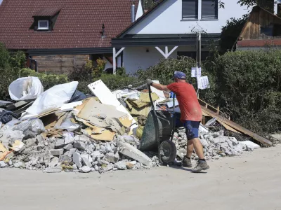 - 23.08.2023 &ndash; Sneberje - Državni sekretar za koordinacijo ukrepov in aktivnosti za obnovo po poplavah 2023 si je s predstavniki Mestne občine Ljubljana ogledal območja občine, ki so jih prizadele nedavne poplave- epidemija komarjev //FOTO: Jaka Gasar