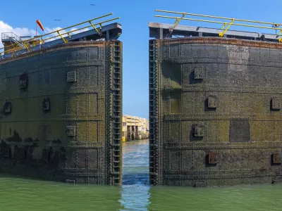 Odpiranje zapornic na pacifi&scaron;ki strani Panamskega prekopa pri jezeru Miraflores / Foto: iStock