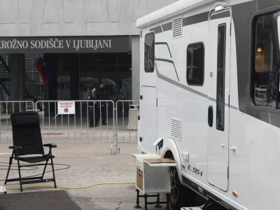Stavba na Gospodarskem razstavi&scaron;ču v Ljubljani, v kateri poteka varnostno zelo kritično sojenje, se je včeraj skrivala za avtodomi in &scaron;otori. Foto: Luka Cjuha