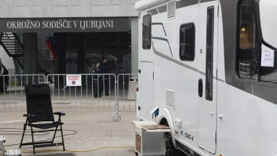 Stavba na Gospodarskem razstavi&scaron;ču v Ljubljani, v kateri poteka varnostno zelo kritično sojenje, se je včeraj skrivala za avtodomi in &scaron;otori. Foto: Luka Cjuha