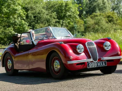 Jaguar XK120 je bil najhitrej&scaron;i serijski avto svojega časa, slabost tega odprtega dvosedežnika pa je bila pomanjkljiva za&scaron;čita pred slabim vremenom. Za prve primerke je bilo treba od&scaron;teti 1263 funtov. Foto: Reuters