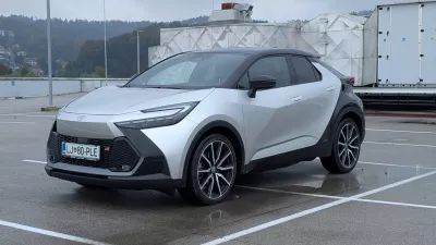 Druga generacija toyote C-HR oko pritegne s posrečeno kombinacijo dinamičnih in prelomljenih kotov ter ukrivljenih linij. Foto:&nbsp;Aljaž Potočnik